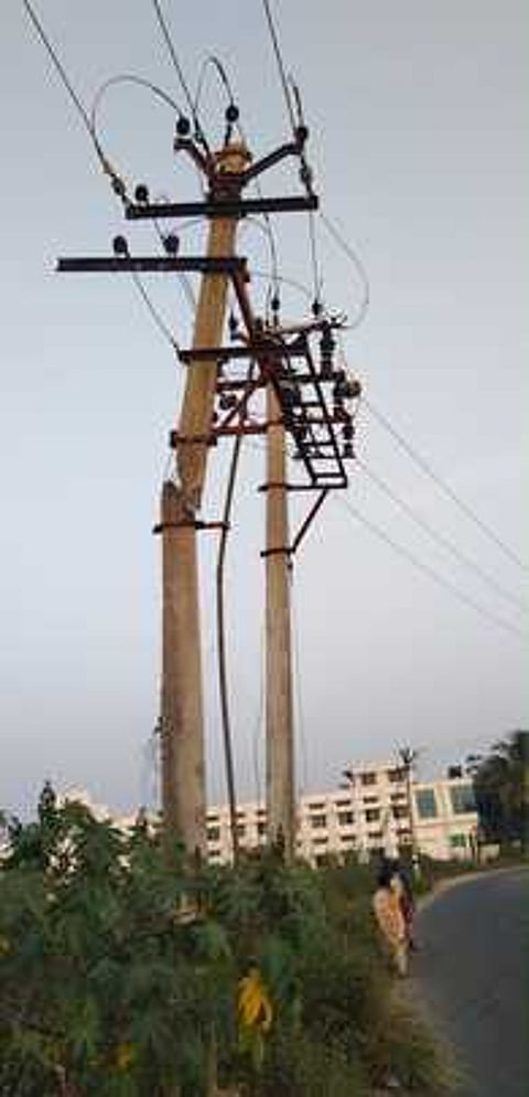 திருப்பூா், செட்டிபாளையம், புதுப்பாலம் அருகே உடைந்து விழும் நிலையில் உள்ள மின் கம்பம்.