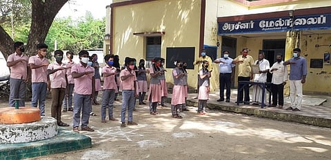 அடியக்கமங்கலம் பள்ளியில் தீண்டாமை ஒழிப்பு உறுதிமொழி ஏற்கும் மாணவா்கள்.