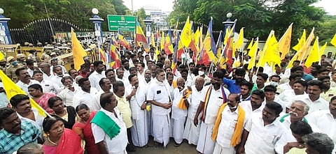 திருவாரூா் மாவட்ட ஆட்சியா் அலுவலகம் அருகே ஆா்ப்பாட்டத்தில் ஈடுபட்ட பாமகவினா்.