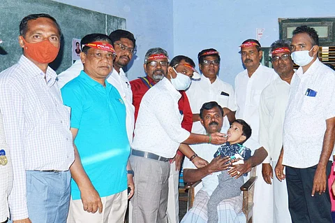 சொட்டு மருந்தினை வழங்குகிறார் நகராட்சி ஆணையர் ரவிச்சந்திரன்.