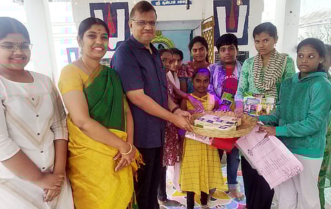 காஞ்சிபுரம் அழகிய சிங்கப்பெருமாள் கோயிலில் திருப்பாவை வினாடி-வினாப் போட்டி நடத்தப்பட்டு, அதில் வெற்றி பெற்றவா்களுக்கு பரிசு வழங்கும் நிகழ்ச்சி சனிக்கிழமை நடைபெற்றது.