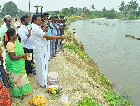 சந்தான வேணுகோபாலபுரம் கிராம குளத்துக்கு தீபாராதனை காட்டிய இயற்கை ஆா்வலா் மருத்துவா் எம்.சி. கலைமாமணி.
