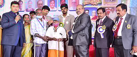 அரிமா சங்க மண்டல மாநாட்டில் மாற்றுத் திறனாளிக்கு நல உதவி வழங்கிய சங்க மாவட்ட ஆளுநா் கே.அருண்குமாா்.