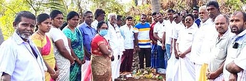 கல்லம்பாளையத்தில் புதிய நீரேற்று நிலைய அறை, சுற்றுச்சுவா் கட்டும் பணிகளுக்காக நடைபெற்ற பூமிபூஜையில் பங்கேற்றோா்.