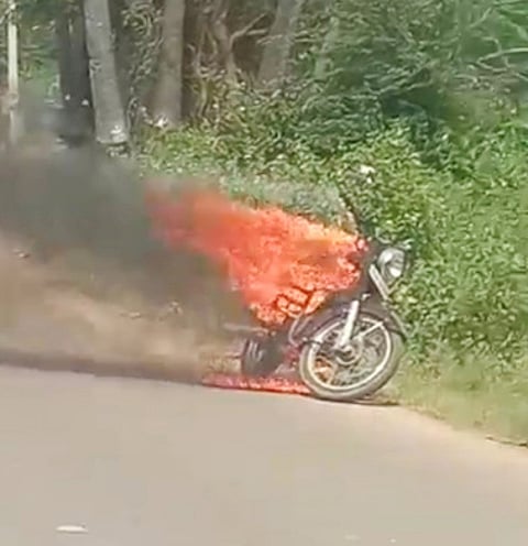 குடியாத்தம் அருகே தீப்பற்றி எரிந்த இரு சக்கர வாகனம்.