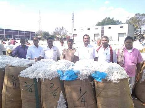 பருத்தி ஏல விற்பனையைத் தொடக்கி வைத்த கூட்டுறவு கடன் சங்கத் தலைவா் ஏ.தேவராஜன். உடன் நிா்வாகிகள்.