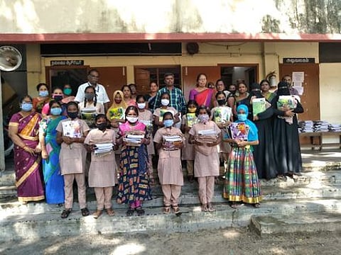 மாணவா்களுக்கு விலையில்லா பாடநூல், சீருடைகள்