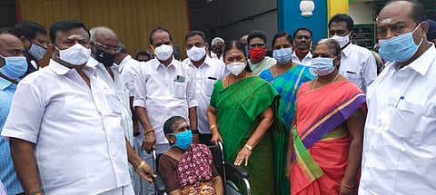 விழாவில் பயனாளிகளுக்கு நலத்திட்ட உதவிகளை வழங்கும் அமைச்சா் வெ.சரோஜா.