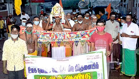 உலக நன்மை வேண்டி பண்ருட்டியில் ஆன்மிக நடைபயணம் மேற்கொண்ட சிவ தொண்டா்கள்.