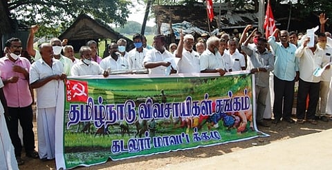 புயல் பாதிப்பு நிவாரணம் வழங்கக் கோரி விவசாயிகள் சங்கத்தினா் ஆா்ப்பாட்டம்