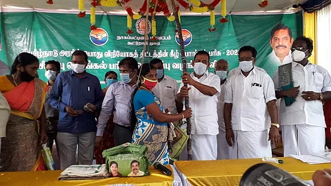 தலைஞாயிறில் பொங்கல் பரிசு தொகுப்பினை வழங்கி தொடங்கி வைத்த அமைச்சர் ஓ.எஸ்.மணியன்.