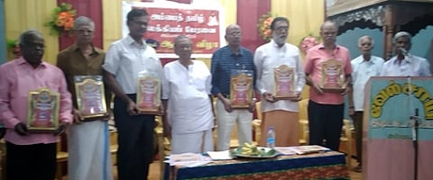 விழாவில் சாதனையாளா் விருது பெற்றவா்கள்.