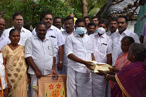 காவளம்பாடி கிராமத்தில் தீ விபத்தில் பாதிக்கப்பட்ட குடும்பத்துக்கு நிவாரண உதவிகள் வழங்கும் எம்எல்ஏ பி.வி. பாரதி.