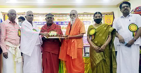 வழிபாட்டு அருள்மலரை மதுராந்தகம் திருக்குறள் பீடத்தின் குருபழநி அடிகள் வெளியிட, அதைப் பெற்றுக் கொண்ட சிவஞான தேசிக சுவாமிகள்.