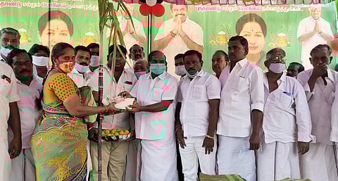 செய்யாறில் நடைபெற்ற நிகழ்ச்சியில் குடும்ப அட்டைத்தாரர்களுக்கு தலா ரூ.2500 மற்றும் பொங்கல் தொகுப்பு வழங்குகிறார் எம்.எல்.ஏ.தூசி.கே.மோகன்.