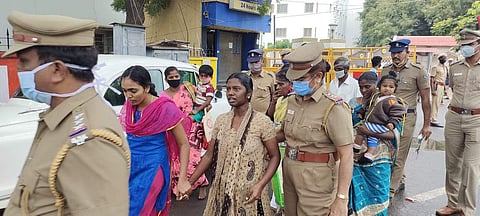 கோவை ஆட்சியர் அலுவலகம் முன்பு தீக்குளிக்க முயன்ற பெண்.