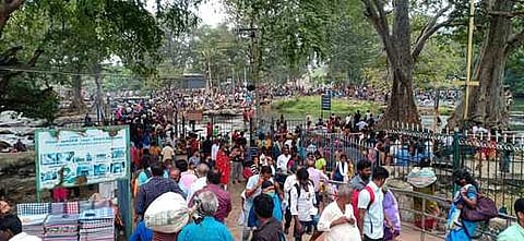 ஒகேனக்கல் பெரியபாணி பகுதியில் உற்சாகப் பரிசல் பயணம் மேற்கொள்ளும் சுற்றுலாப் பயணிகள்.