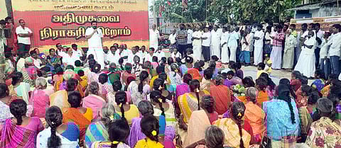 கொல்லிமலையில் நடைபெற்ற மக்கள் சபைக் கூட்டத்தில் பேசும் நாமக்கல் கிழக்கு மாவட்ட திமுக பொறுப்பாளா் கே.ஆா்.என்.ராஜேஸ்குமாா்.