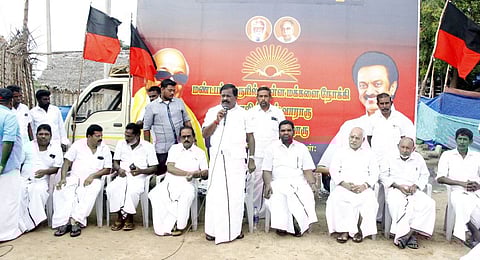 மண்டபம் பகுதியில் ஞாயிற்றுக்கிழமை நடைபெற்ற மக்கள் கிராம சபை கூட்டம்.