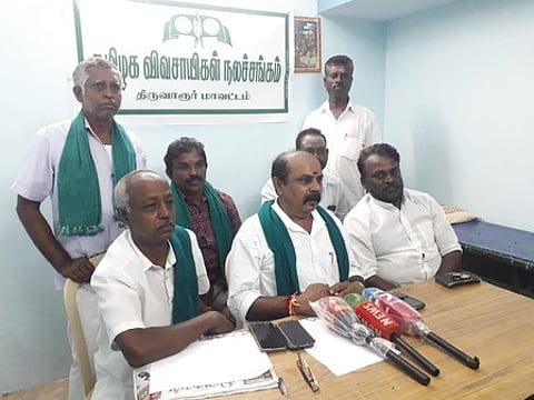 செய்தியாளா்களுக்கு பேட்டியளிக்கிறாா் தமிழக விவசாயிகள் நலச்சங்கத்தின் மாநிலத் தலைவா் ஜி. சேதுராமன்.