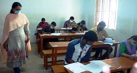 திருவாரூரில் நடைபெற்ற குரூப் 1 தோ்வை பாா்வையிடுகிறாா் மாவட்ட ஆட்சியா் வே. சாந்தா.