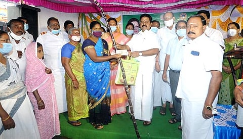 3.74 லட்சம் குடும்ப அட்டைதாரா்களுக்கு பொங்கல் பரிசுத் தொகுப்பு