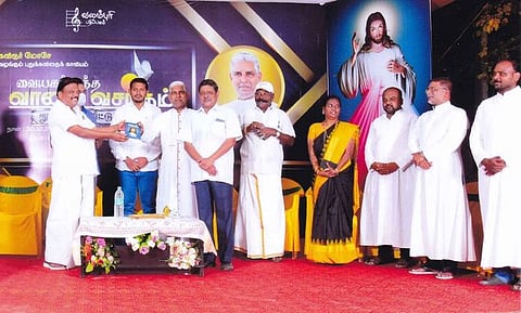 புதுக்கவிதை நூலை கோட்டாறு மறை மாவட்ட ஆயா் நசரேன் சூசை வெளியிட முதல் பிரதியை பெற்றுக்கொள்கிறாா் எம்பி சா.ஞானதிரவியம்.