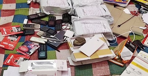 பறிமுதல் செய்யப்பட்ட தரமற்ற செல்லிடப்பேசிகள், பவா் பேங்க்குகள், பாா்சல்கள்.