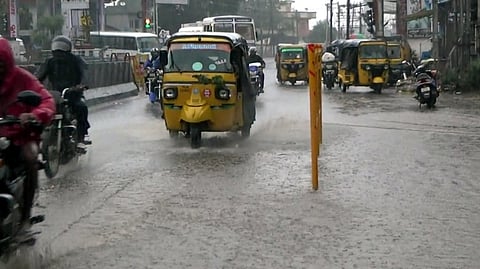 திருவள்ளூரில் சாலையில் தேங்கிய மழை நீரில் ஊா்ந்து வரும் வாகனங்கள்.