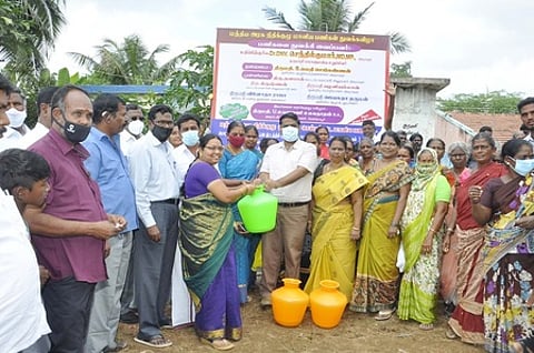 மொரப்பூா் ஊராட்சி, கலைஞா் நகரில் சாலை அமைக்கும் பணிகளை திங்கள்கிழமை தொடக்கி வைத்த தருமபுரி மக்களவைத் தொகுதி உறுப்பினா் டிஎன்வி எஸ்.செந்தில்குமாா்.