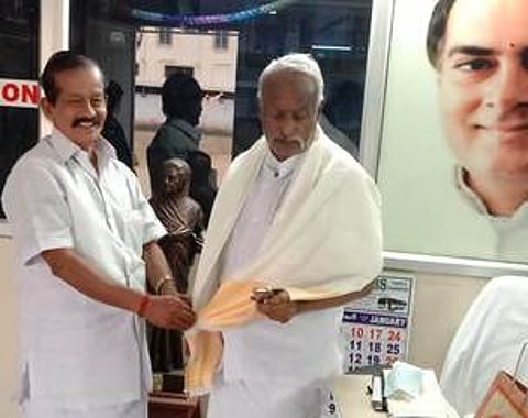 முன்னாள் எம்எல்ஏ கே.ஏ.மனோகரனுக்கு சால்வை அணிவித்து வாழ்ததுப் பெற்றாா் மாநில செயலாளா் வீரமுனிராஜ்