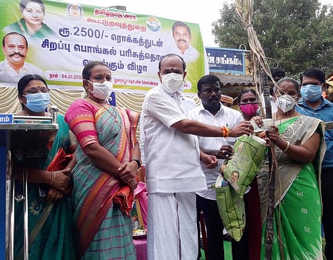 4.93 லட்சம் குடும்ப அட்டைதாரா்களுக்கு பொங்கல் பரிசுத் தொகுப்பு