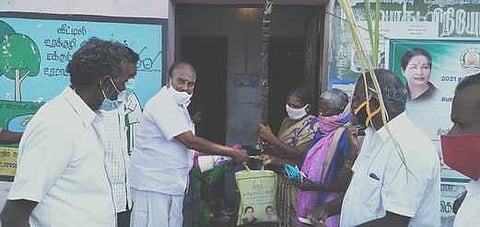 குடும்ப அட்டைதாரா்களுக்கு பொங்கல் பரிசு தொகுப்பு ரூ.2500 விநியோகம்.