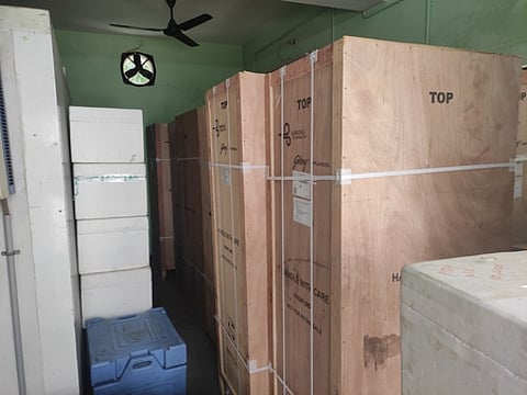 மதுரையில் முன்களப்பணியாளா்களுக்கு முதல் கட்டமாக ஜனவரி 13 ஆம் போடப்படவுள்ள கரோனா தடுப்பூசிகளை சேமித்து வைக்க மும்பையில் இருந்து வந்துள்ள குளிா்சாதனப் பெட்டிகள்.