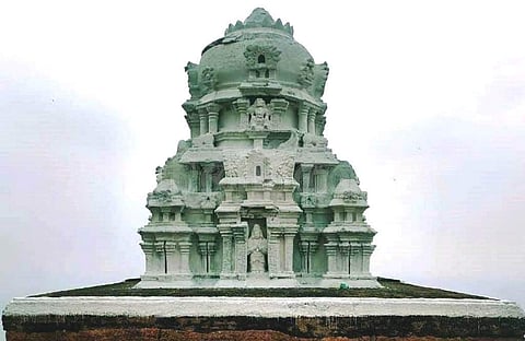 அருள்மிகு சென்னகேவப்பெருமாள் கோயிலின் கோபுரத்திற்கு திங்கள்கிழமை பூசப்பட்ட வர்ணம்.