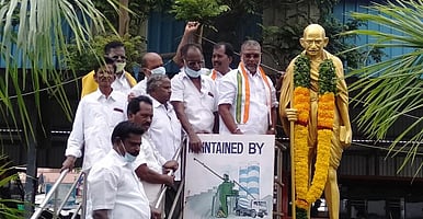 முத்துக்கடை பேருந்து நிலையத்தில் உள்ள காந்தி சிலைக்கு மாலை அணிவித்து மரியாதை செலுத்திய மாநிலச் செயலாளா் கே.பாஸ்கா்.