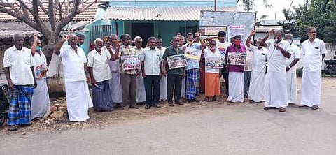 கிராமக் கூட்டத்தில் கோரிக்கைகளை வலியுறுத்தி கோஷம் எழுப்பிய தமிழ்நாடு விவசாய சங்கத்தினா்.
