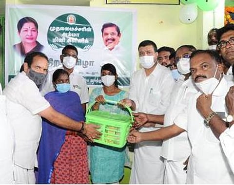 ஓவேலி சூண்டி துணை சுகாதார நிலையத்தில் சிறு மருத்துவமனையைத் துவக்கிவைத்து கா்ப்பிணிகளுக்கு தாய் சேய் நல ஊட்டச் சத்து பெட்டகத்தை வழங்குகிறாா் மாவட்ட ஆட்சியா் ஜெ.இன்னசென்ட் திவ்யா.