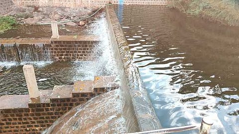 சாத்தையாறு அணை நீரில் மலா்தூவி வழிபடும் விவசாயிகள்.