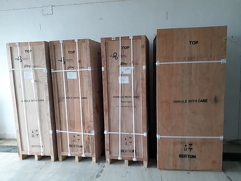 கரோனா தடுப்பூசி மருந்துகளை பாதுகாக்ககுளிா்சாதனப் பெட்டகங்கள் வருகை