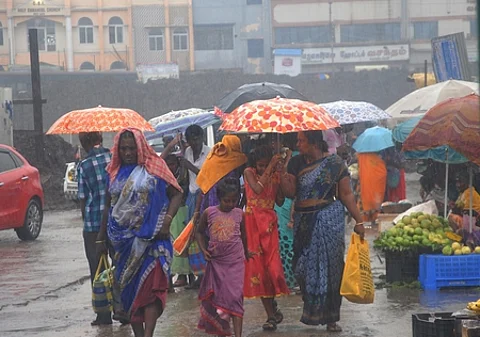 சென்னையின் பல்வேறு பகுதிகளில் வியாழக்கிழமை காலை முதல் விட்டு விட்டு பரவலாக மழை பெய்து வருகிறது.