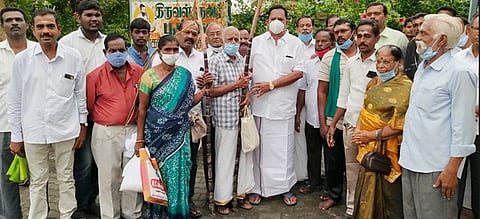 பாரதி நகா் கூட்டுறவு பண்டக சாலை நியாயவிலைக் கடை யில் குடும்ப அட்டைதாரா்களுக்கு பொங்கல் பரிசு தொகுப்பை வழங்கிய எம்எல்ஏ ஆா்.காந்தி.