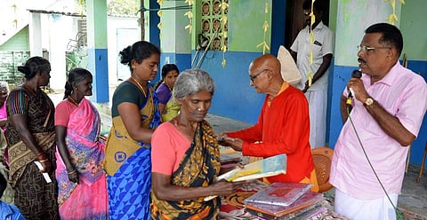 ராமேசுவரம் விவேகானந்த குடில் சுவாமி மடத்தில் மீனவப் பெண்களுக்கு நலத்திட்ட உதவிகளை வழங்கிய சுவாமி பிரனவானந்தா.