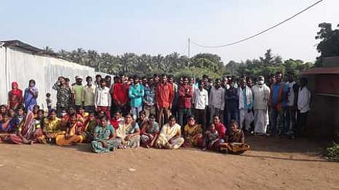 திருப்பூா், கோவில்வழி பகுதியில் வேலைநிறுத்தப் போராட்டத்தில் ஈடுபட்டுள்ள தூய்மைப் பணியாளா்கள்.