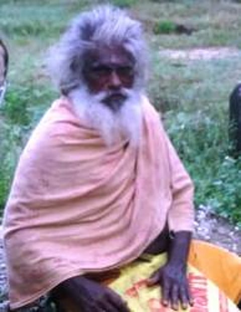 நீதிமன்ற உத்தரவை அமலாக்கக்கோரி முதியவா் போராட்டம்