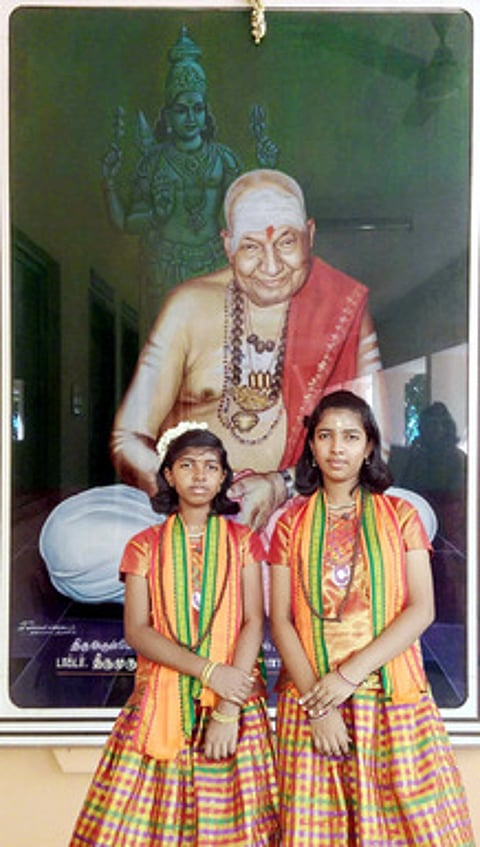 வாரியாா் சுவாமிகளின் கொள்ளுப் பேத்திகள் வாரியாா் வள்ளி, வாரியாா் லோச்சனா. ~பக்தி இன்னிசை கச்சேரி நடத்தும் இன்னிசை சகோதரிகள்.