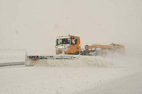 கொட்டும் பனியால் நிறைந்த ஸ்ரீநகர் விமான ஓடுதளம்