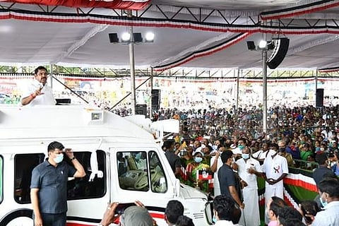 பவானியில் வேனில் இருந்தபடி பிரசாரம் மேற்கொள்கிறார் முதல்வர் எடப்பாடி கே.பழனிசாமி.