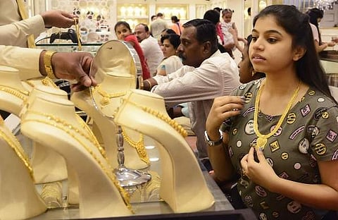 ரூ.70 ஆயிரத்தைத் தாண்டிய  ஒரு சவரன் தங்கம்