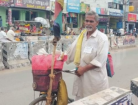 சைக்கிளில் சென்று வள்ளலாரின் கொள்கைகளை பரப்புரை செய்து வரும் முதியவர் சக்கரவர்த்தி.